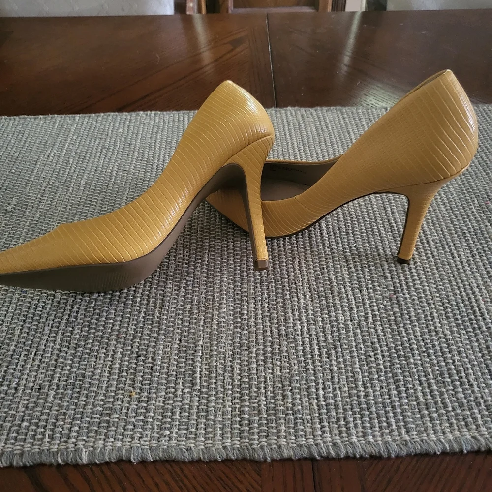 Shoes - Picture 2 of 3